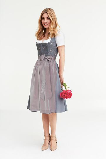 Die 15. Jubiläums-Edition des exklusiven LODENFREY-Wiesndirndls besticht auch dieses Jahr durch Minimalismus, Zurückhaltung und Liebe zum Detail