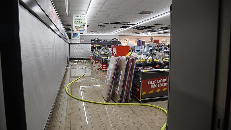 Großeinsatz am Pfingstsonntag: Mehrere Feuerwehren haben in Mühldorf einen Penny-Supermarkt gelöscht.