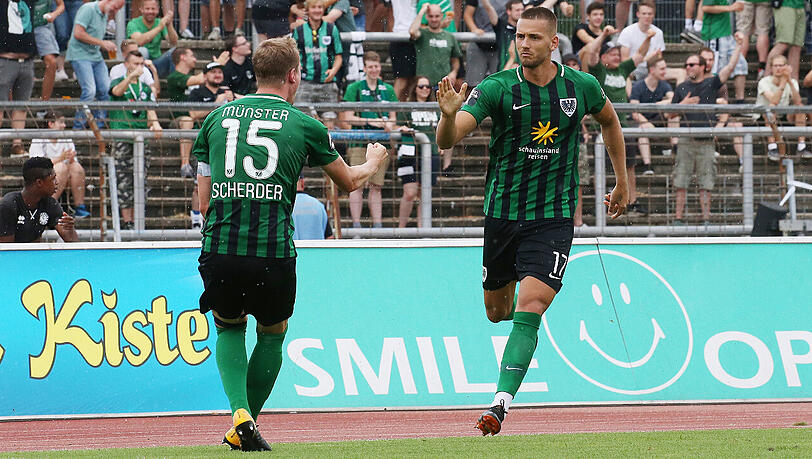Rene Klingenburg feiert mit Simon Scherder seinen Treffer zum 3:0 für Preußen Münster. Rene Klingenburg feiert mit Simon Scherder seinen Treffer zum 3:0 für Preußen Münster.