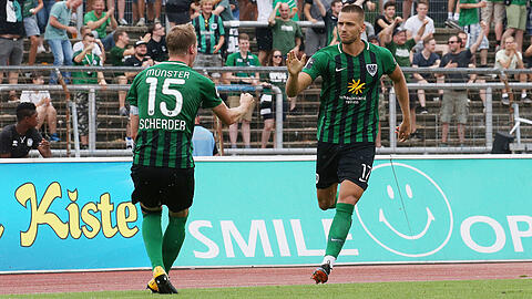 Rene Klingenburg feiert mit Simon Scherder seinen Treffer zum 3:0 für Preußen Münster.