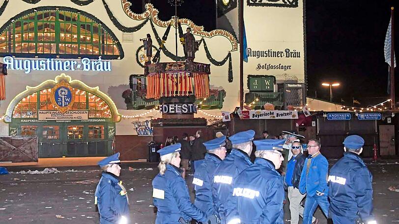 Polizisten sichern den Tatort im Bereich des Augustinerzelts ab.