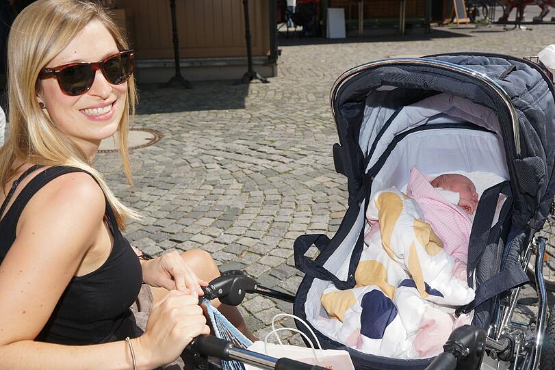 Hier freut sich Andrea. Mit süßem Baby und mit Sonnenbrille...