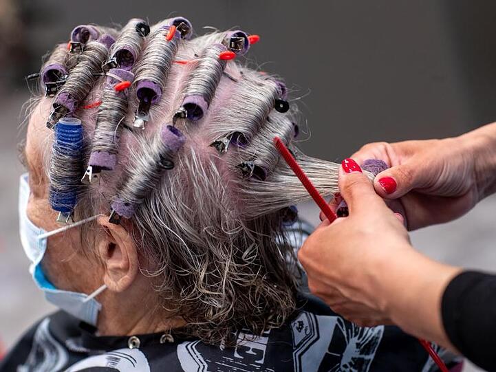 In der Corona-Krise gegen viele Kunden nicht mehr so oft zum Friseur, beklagt die Branche.