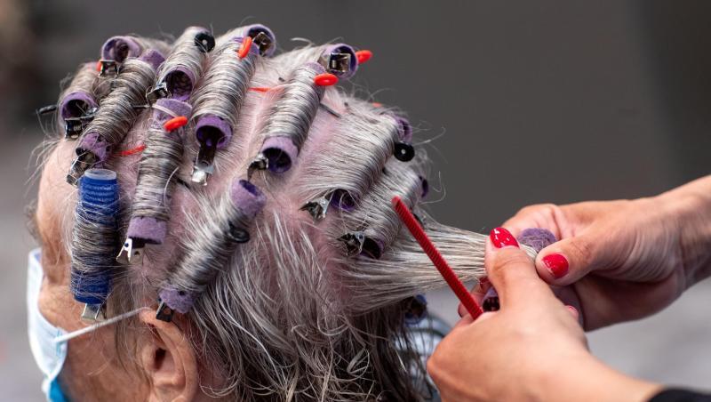 In der Corona-Krise gegen viele Kunden nicht mehr so oft zum Friseur, beklagt die Branche. In der Corona-Krise gegen viele Kunden nicht mehr so oft zum Friseur, beklagt die Branche.