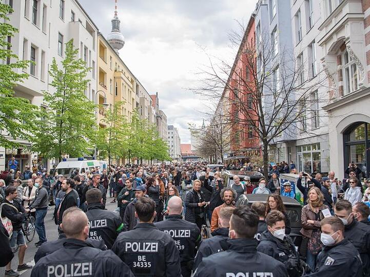 Etwa 1000 Menschen versammelten sich am und um den Rosa-Luxemburg-Platz in Berlin-Mitte.