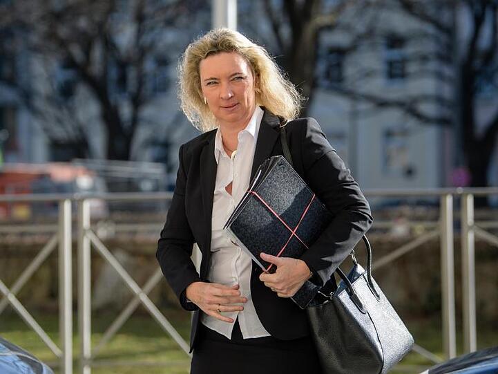 Kerstin Schreyer (CSU), Familienministerin von Bayern, kommt zu einer Kabinettssitzungi. Foto: Matthias Balk/Archiv