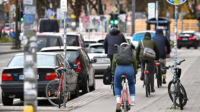 Von der grün-roten Rathaus-Mehrheit haben sich Radl-Aktivisten einen Schub für den Ausbau der Radwege erwartet. Doch die meisten Pläne gibt es bloß auf dem Papier.