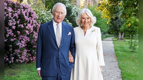 König Charles und Königin Camilla posieren im Garten der Villa Wolkonsky in Rom.