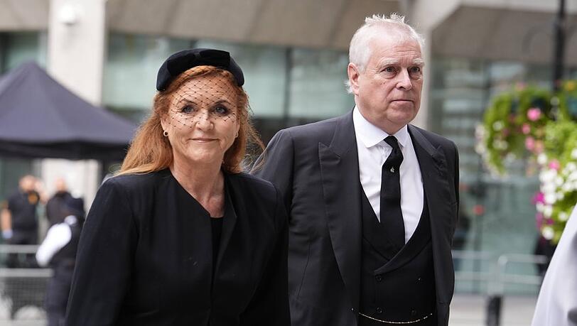 Sarah Ferguson wird wohl ein neues Zuhause finden müssen, ihr Ex-Mann Andrew zieht auf das private Anwesen Sandringham Estate. Sarah Ferguson wird wohl ein neues Zuhause finden müssen, ihr Ex-Mann Andrew zieht auf das private Anwesen Sandringham Estate.