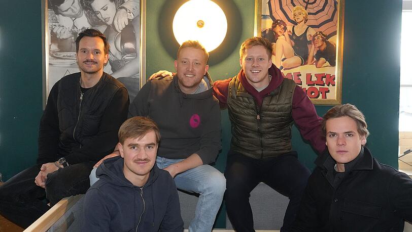 Niklas Hacker ( v.l.), Thomas Schleich, Julius Bruner, Alex Brenner und Vincent Bienmüller vom neuen Wein-Pop-up Georg's.