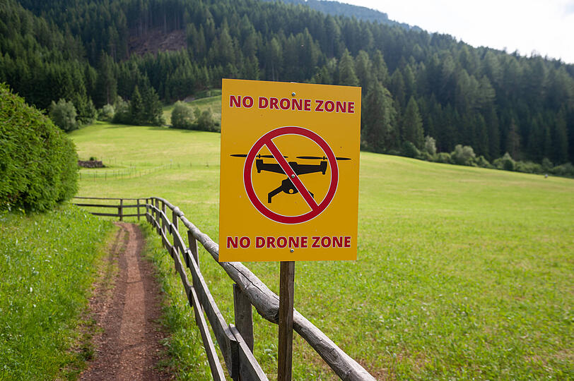 Ein Schild in St. Magdalena weist auf eine Flugverbotszone im Naturschutzpark hin. Ein Schild in St. Magdalena weist auf eine Flugverbotszone im Naturschutzpark hin.