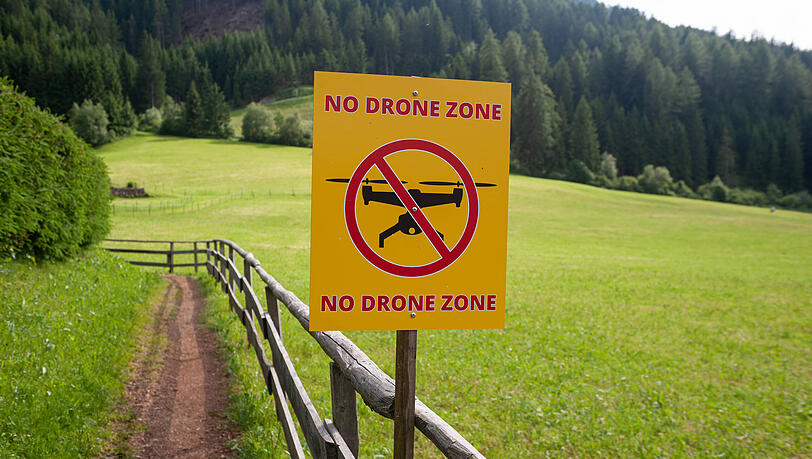 Ein Schild in St. Magdalena weist auf eine Flugverbotszone im Naturschutzpark hin.