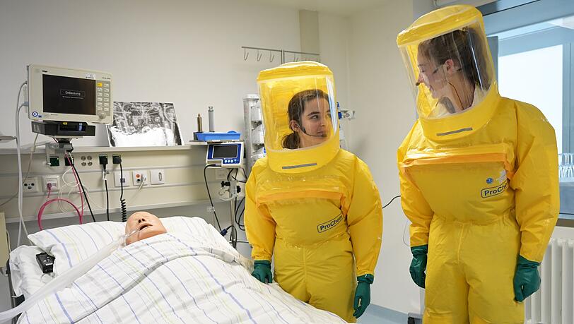 In Schutzanz&uuml;gen arbeiten die &Auml;rzte auf der Sonderisolierstation am Patienten - hier eine Puppe.