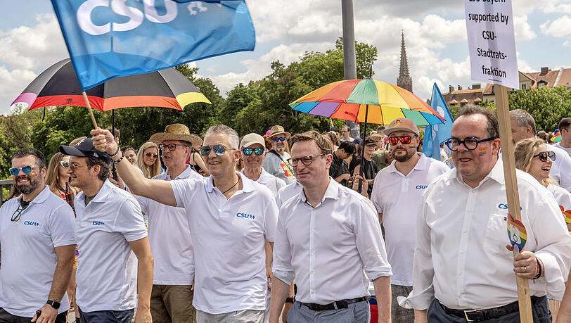 Clemens Baumg&auml;rtner (r.) muss mit anderen CSU-Mandatstr&auml;gern zu Fu&szlig; demonstrieren - ein Bild vom CSD 2025.