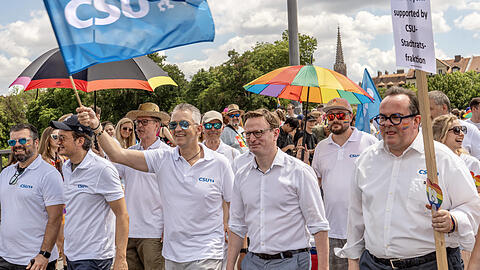 Clemens Baumg&auml;rtner (r.) muss mit anderen CSU-Mandatstr&auml;gern zu Fu&szlig; demonstrieren - ein Bild vom CSD 2025.