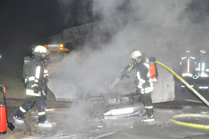 Ein Pkw brennt auf der AÖ2 in Töging am Inn. die Brandursache war vermutlich ein technischer Defekt. Personen wurden nicht verletzt.