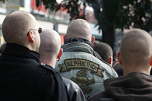 Ein weiterer mutmaßlicher Neonazi-Terrorist ist
am Donnerstag in Brandenburg festgenommen worden. Er wird
beschuldigt, in zwei Fällen die terroristische Vereinigung
&bdquo;Nationalsozialistischer Untergrund&ldquo; (NSU) unterstützt zu haben,
teilte die Bundesanwaltschaft in Karlsruhe mit.
