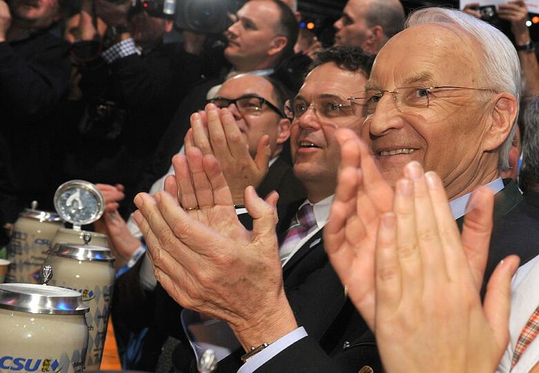 Bier und Politik - eine wundervolle Symbiose, zumindest am Aschermittwoch: Sehen Sie hier die Bilder des deftigen Polit-Klamauks mit OB Ude, Horst Seehofer, Claudia Roth und Co....