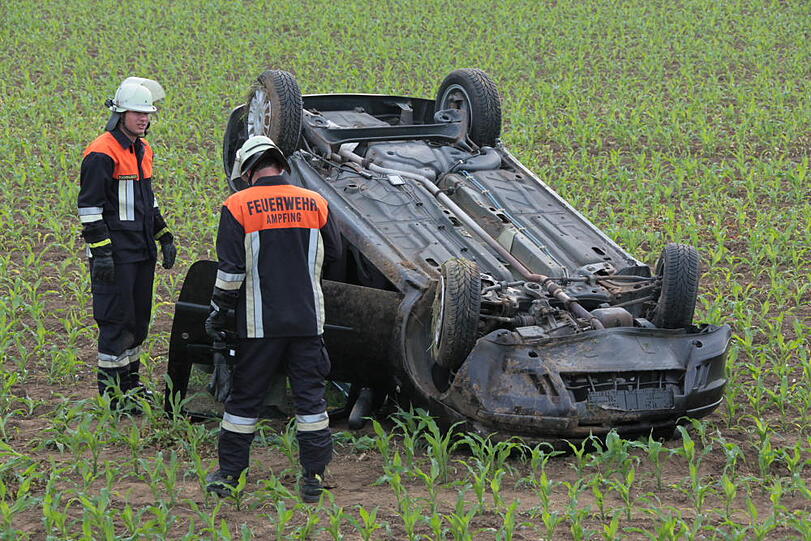 Unfall bei Ampfing: Ein Kleinwagen brettert durchs Bankett und landet auf einem Feld auf dem Dach. Der Fahrer wird nur leicht verletzt