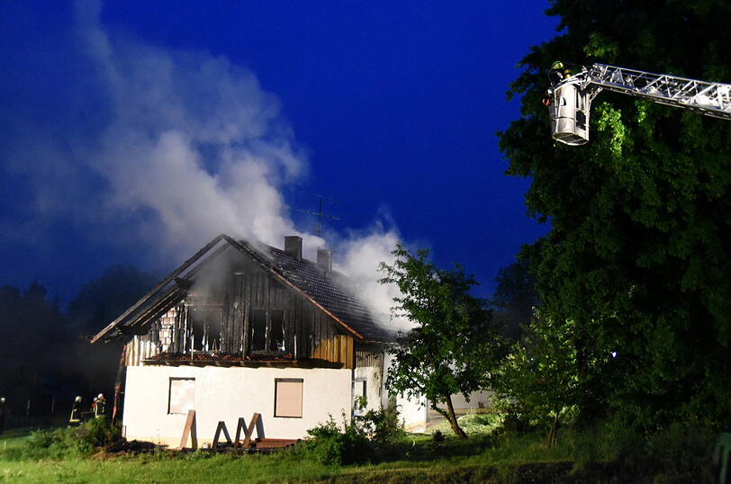 Stundenlang kämpfte die Feuerwehr gegen die Flammen in Vilsheim-Kemoden. Die Bilder vom Einsatz.