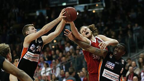 Im Duell mit Ulms Braun und Morgan: Bayerns Bryant.
