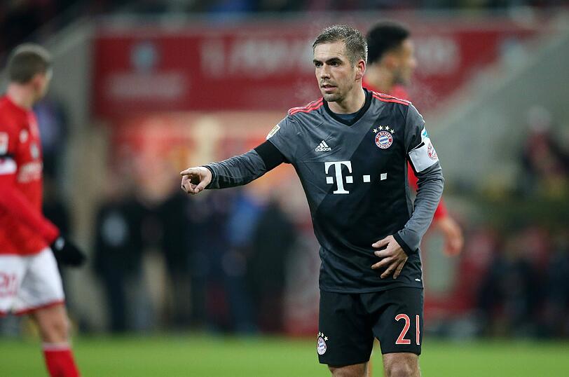 PHILIPP LAHM: NOTE 2.
Diesmal Teil eins der Doppelsechs: Starker Ballgewinn im Tackling  
gegen Malli vor dem 1:1. Umstritten, ob Foul oder Ball gespielt. Aber  
megawichtig, ein Boss-Tackling!