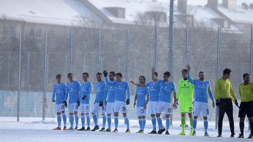Schneegestöber und Fußball geht nicht? geht doch! Der TSV 1860 testete gegen Wacker Innsbruck auf schneeweißem Kunstrasen an der Grünwalder Straße - vorher mussten Funktionäre und Nachwuchsspieler Schneeschippen.
