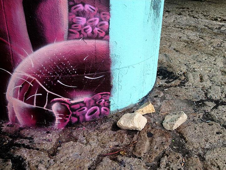 Unter der Brudermühlbrücke schaut's jedes Jahr anders bunt aus: Grafittisprayer verkünstlern sich hier bei "Isart".