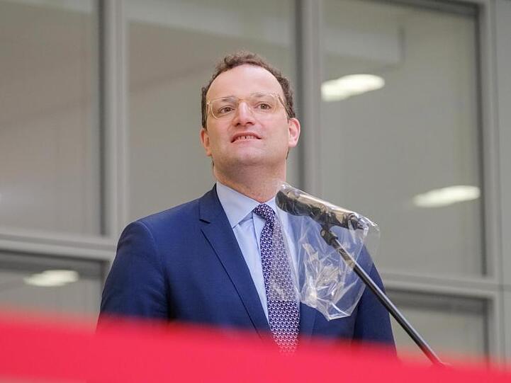 Bundesgesundheitsminister Jens Spahn (CDU) spricht während einer Pressekonferenz.
