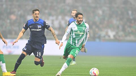 Werder-Profi Leonardo Bittencourt (r) muss mit den Bremern bei Hertha BSC antreten.