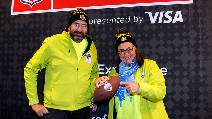 Andreas Deißer und Gabi Marz sind NFL-Volunteers. Im Pop-up-Store haben sie sich Footballs gekauft, um Passanten damit "ein Lächeln ins Gesicht zu zaubern".