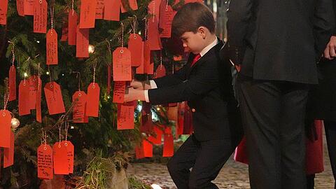 Prinz Louis hängte einen Zettel mit einer süßen Botschaft an den Baum vor der Westminster Abbey.