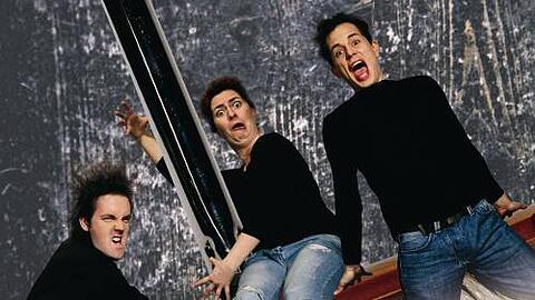 Alte Flusen haben keine Chance: Furchtlos stellt sich das Trio vom "Ersten Deutschen Musikkabinett" dem Frühjahrsputz.