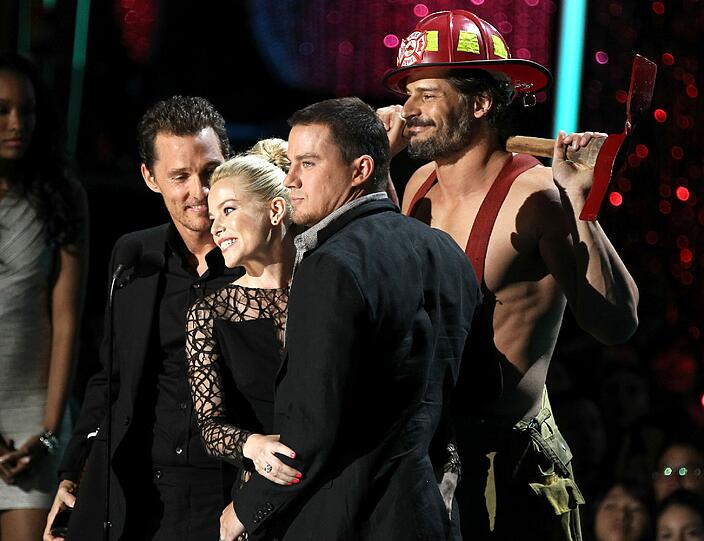 Freude: Elizabeth Banks nimmt ihren Award für die beste Transformation auf dem Bildschirm entgegen.