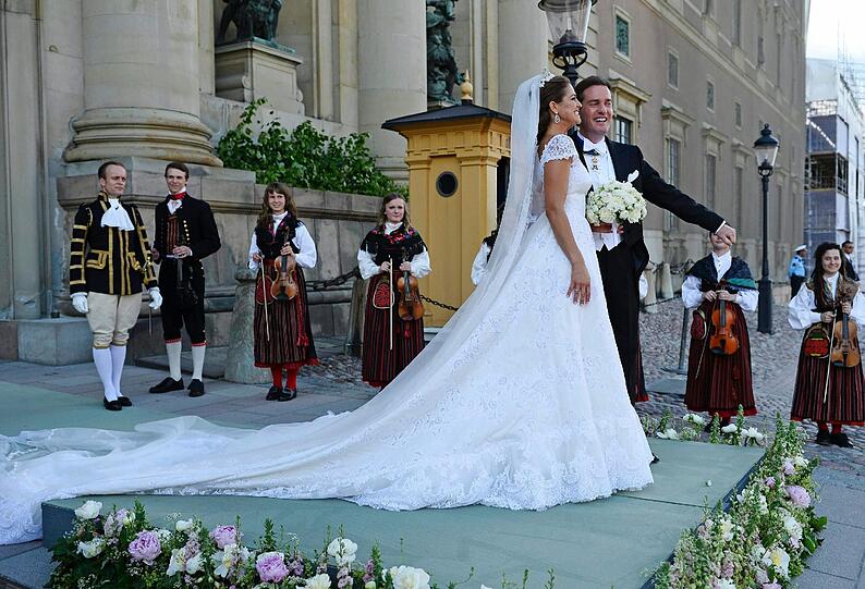 Prinzessin Madeleine und ihr Ehemann Chris O'Neill konnten nach dem Ja-Wort mit 400 Gästen im Königsschloss am Mälarsee feiern &ndash; bis in die Nacht. Die Bilder.