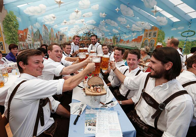 Mit Wiesn-Playmate: Der EHC feiert 2014 auf dem Okotberfest. Die Bilder.