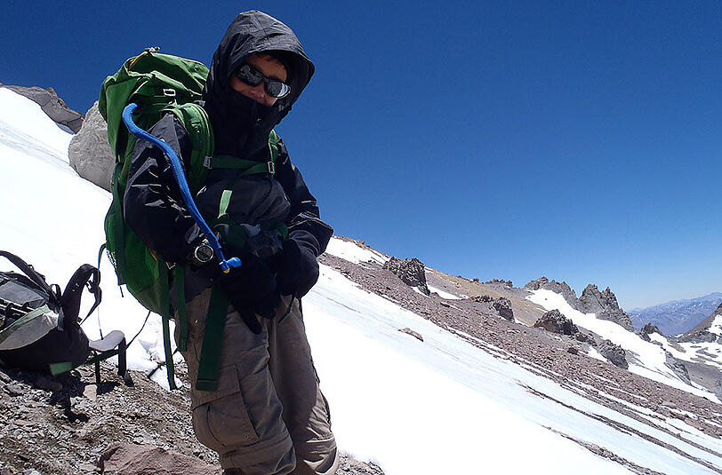 Tyler Armstrong am Berg Aconcagua, Argentinien. Tyler braucht beim Bergsteigen ein paar wichtige Sachen, etwa eine Sonnenbrille und warme Kleidung.