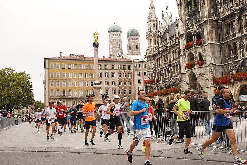 Die Läufer und Läuferinnen des 30. München Marathon am 11.20.2015