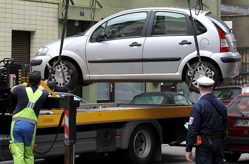 Wer frech parkt, muss mit dem Abschleppwagen rechnen. (Symbolbild)
