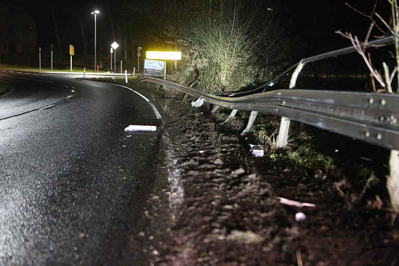 Am Dienstagabend startete ein 26-Tonner eine Amokfahrt und hinterließ eine Spur der Verwüstung. Die Hintergründe sind noch unklar.