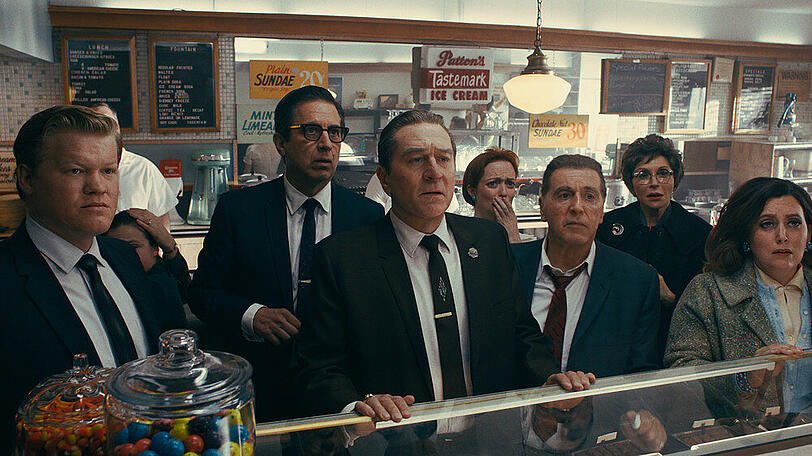 Frank Sheeran (Robert De Niro, M.) hat sein Leben dem Verbrechen gewidmet