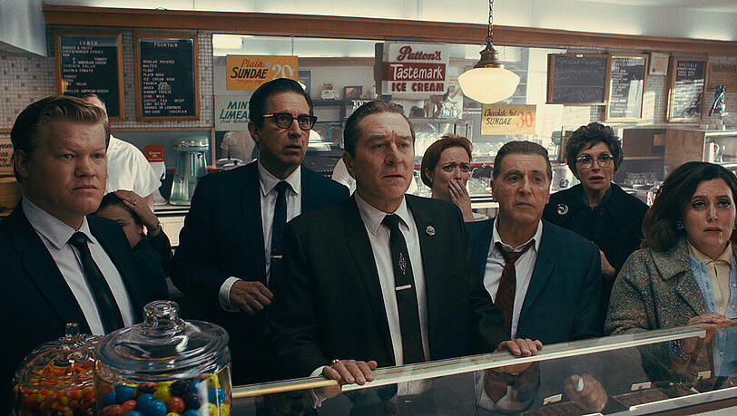 Frank Sheeran (Robert De Niro, M.) hat sein Leben dem Verbrechen gewidmet Frank Sheeran (Robert De Niro, M.) hat sein Leben dem Verbrechen gewidmet