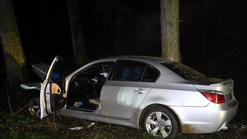 Mit dem BMW gegen einen Baum gekracht: Beim Eintreffen der Polizei ist der Fahrer dieses Unfallwagens verschwunden. Offenbar ist der 30-Jährige zu Fuß geflohen. Mit dem BMW gegen einen Baum gekracht: Beim Eintreffen der Polizei ist der Fahrer dieses Unfallwagens verschwunden. Offenbar ist der 30-Jährige zu Fuß geflohen.