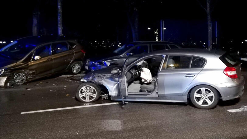 Mehrere Fahrzeuge wurden demoliert: Die Unfallstelle auf der Theresienhöhe.
