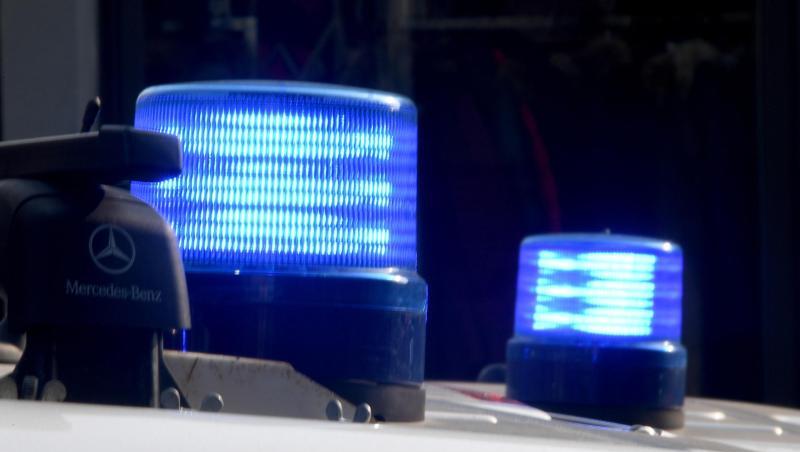 Blaulichter leuchten auf den Dächern von Polizeifahrzeugen. Foto: Carsten Rehder/Archivbild Blaulichter leuchten auf den Dächern von Polizeifahrzeugen. Foto: Carsten Rehder/Archivbild