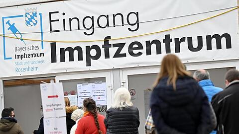 Impfwillige stehen vor dem Eingang des Impfzentrums in Rosenheim.