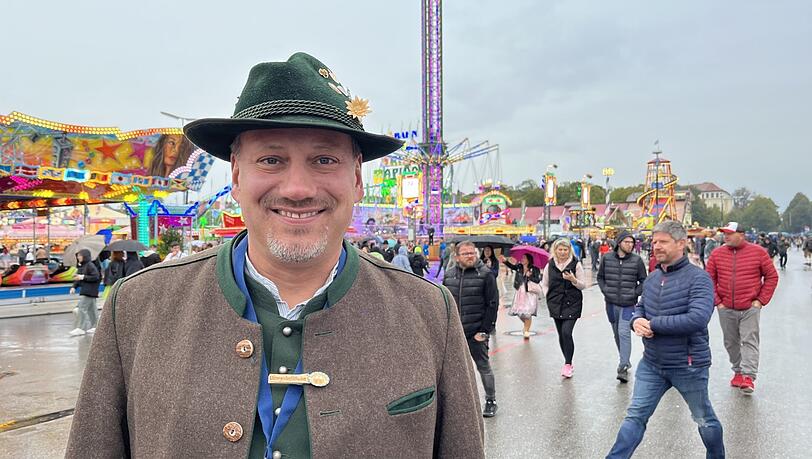 Christian Riech erzählt bei den Wiesnführungen Bekanntes und skurrile Fakten rund um die Wiesn. Christian Riech erzählt bei den Wiesnführungen Bekanntes und skurrile Fakten rund um die Wiesn.
