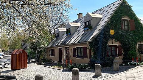Einst Tagelöhnerhäusl, heute Ort der Stadtteilgeschichte und der Kunst. Das Üblackerhäusl an der Preysingstraße gehört seit den 60er Jahren der Stadt, war bis in die 70er Jahre bewohnt und wäre danach beinahe abgerissen worden.