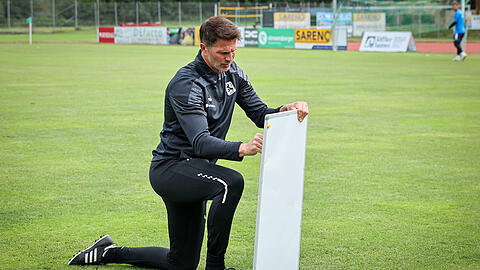 Coach Patrick Glöckner schickt seine Mannschaft am Samstagvormittag zum Laufen.