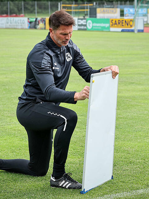 Coach Patrick Glöckner schickt seine Mannschaft am Samstagvormittag zum Laufen.